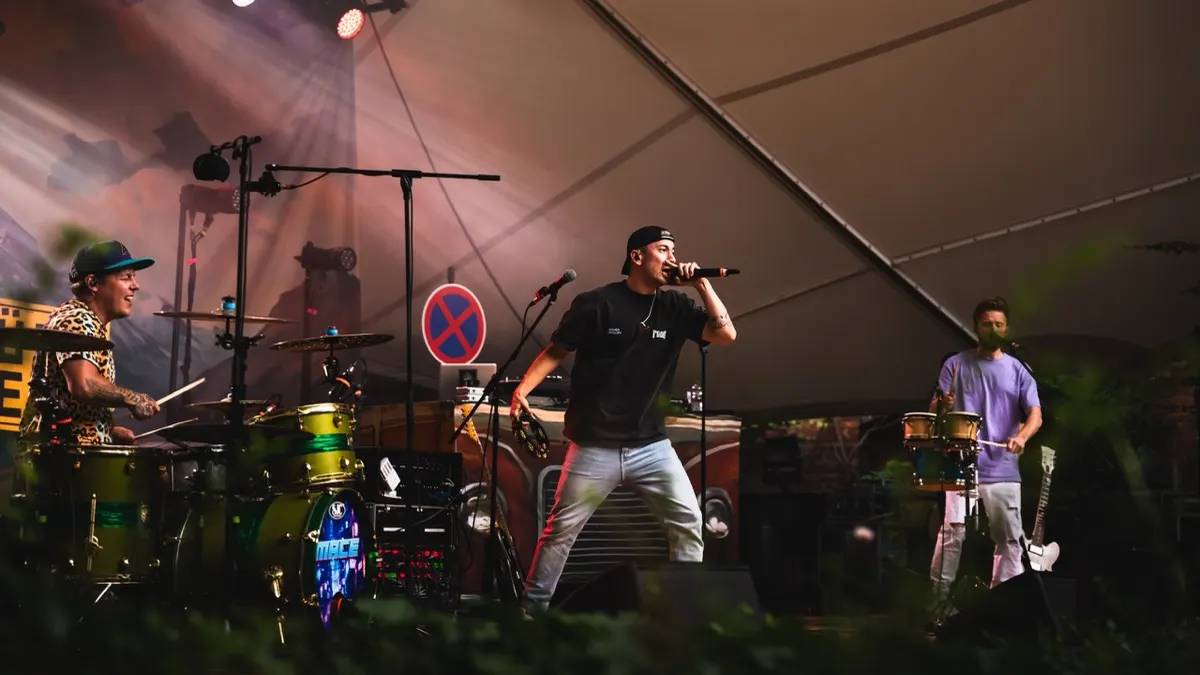 Band live auf einer Open-Air-Bühne
