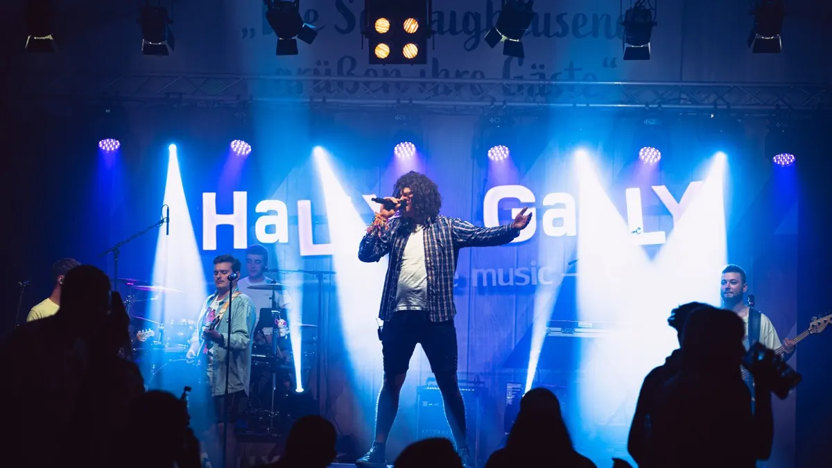 Band auf einer bunt beleuchteten Bühne beim Hallygally-Konzert