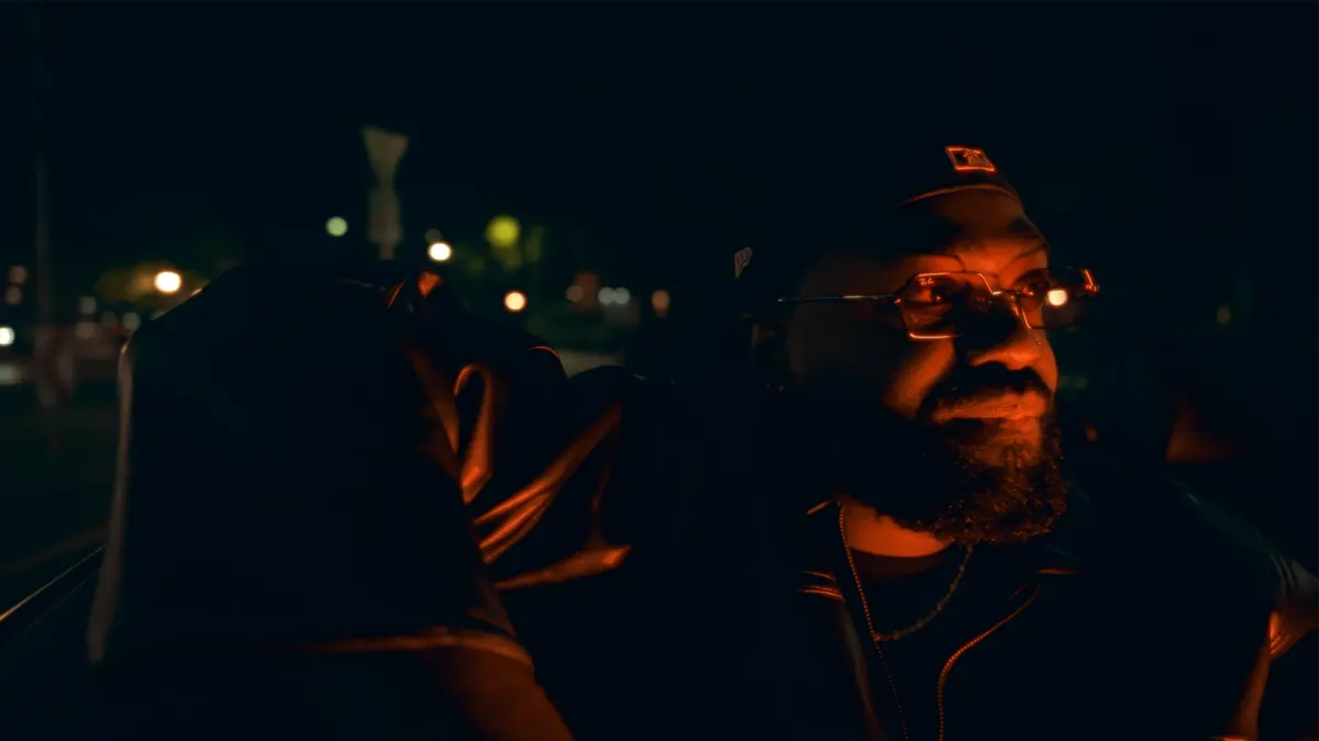 Artist im Cabrio bei Nacht