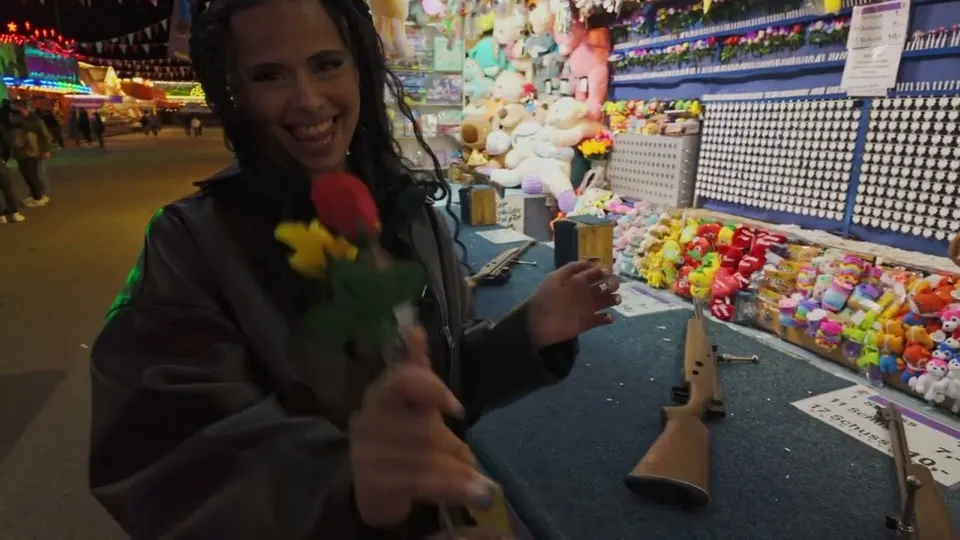 Videostill: NickFame – Bleibt, Szene auf dem Jahrmarkt